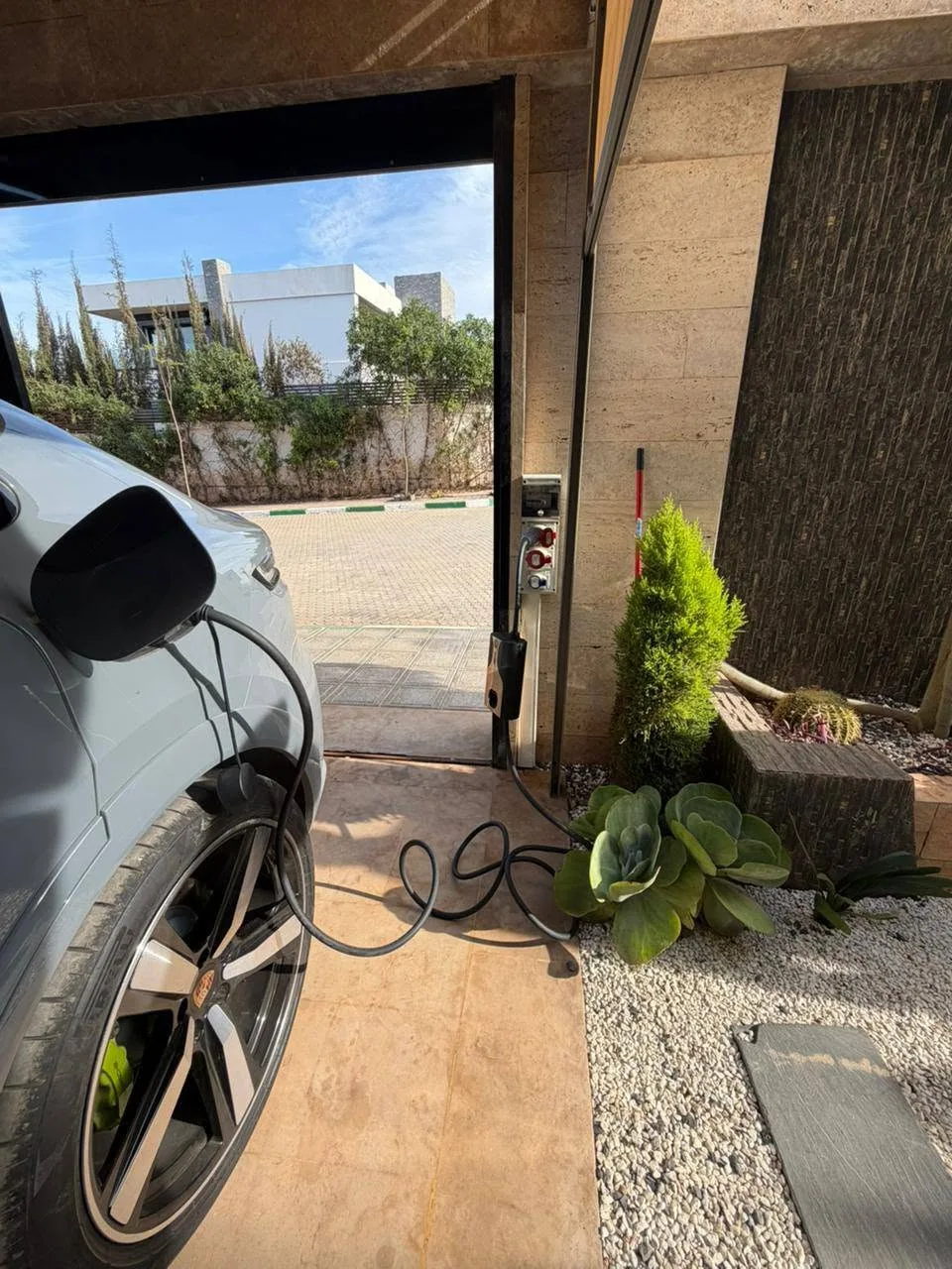 Borne de recharge à la maison au Maroc : prix, pose et puissance
